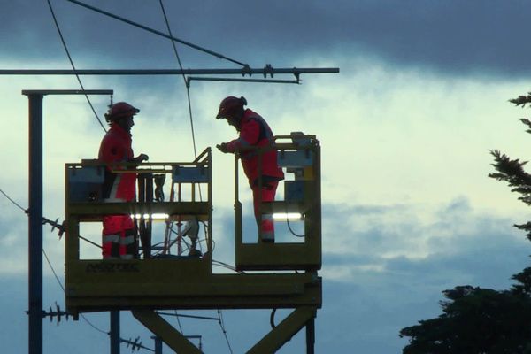 Les personnels de SNCF Réseaux à pied d'oeuvre au petit matin pour remettre en état la ligne la ligne Saint-Nazaire Le Croisic, le 2 octobre 2020