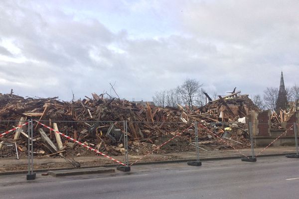 Suite à l'effondrement brutal d'un bâtiment des grands moulins mardi 19 décembre, la Mairie a décidé de raser le reste de la structure (iciv les débris vus depuis le boulevard Victor-Hugo le 22 décembre).