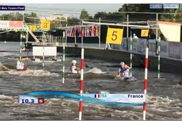 L'équipe de France pendant son parcours dans les remous praguois.