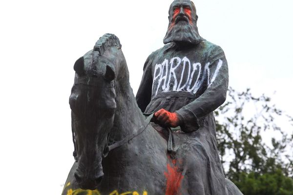 Une statue de l'ancien roi Leopold II vandalisée à Anvers.