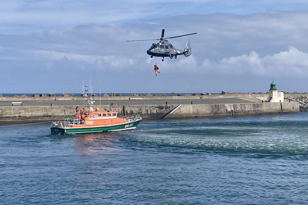 Dans l'entrée du port de l'ile d'Yeu, une démonstration d'hélitreuillage par la SNSM et la Marine Nationale pour expliquer les techniques du sauvetage en mer