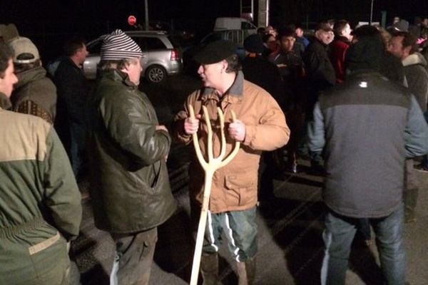 Un manifestant, béret sur la tête et fourche en bois à la main, la nuit dernière à Civray. 