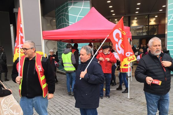 A Clermont-Ferrand, lundi 23 décembre, des militants ont procédé à une opération de tractage devant le centre Jaude, au sujet de la réforme des retraites.