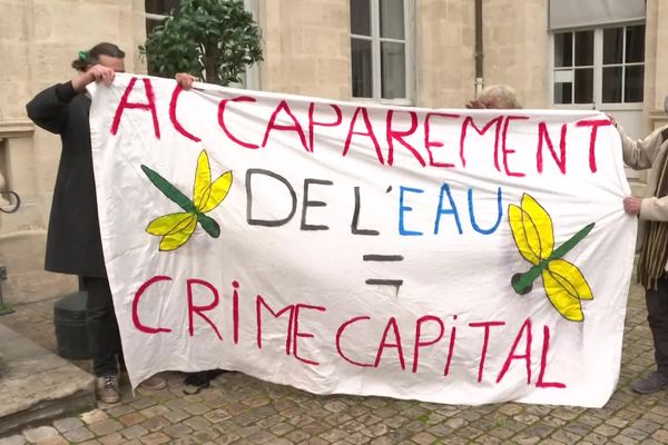 Les militants anti méga bassines ont déployé cette banderole devant la Cour administrative d'appel de Bordeaux