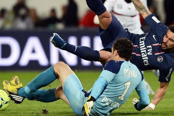 Ospina tacle Lavezzi