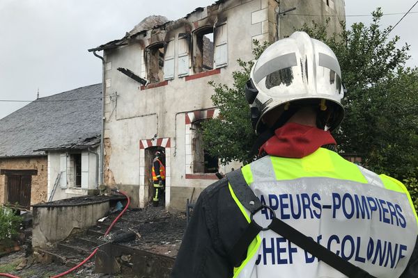 Incendie à Sainte-Féréole en Corrèze : les pompiers ont retrouvé le corps sans vie de la personne âgée, dont la maison, embrasée, s'est en partie effondrée.