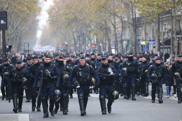 Les CRS encadrent les manifestations du 5 décembre 2019 à Paris.