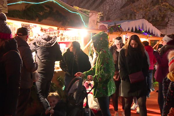 Un village de Noël pris d'assaut par les touristes à Sarlat cette année