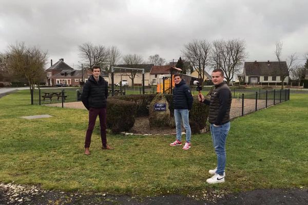 Maxence, Clément et Thibault créateurs de la chaîne Youtube Plapei TV sur leur village de Croixrault