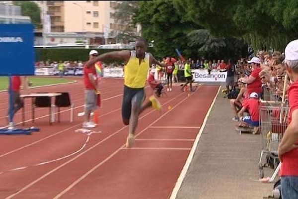 Principale tête d'affiche du meeting de Besançon, Renaud Lavillenie s'est imposé sans surprise avec un saut modeste à 5,60 m samedi, tandis que le revenant Teddy Tamgho a décroché au triple-saut sa qualification pour les Mondiaux-2013 de Moscou.