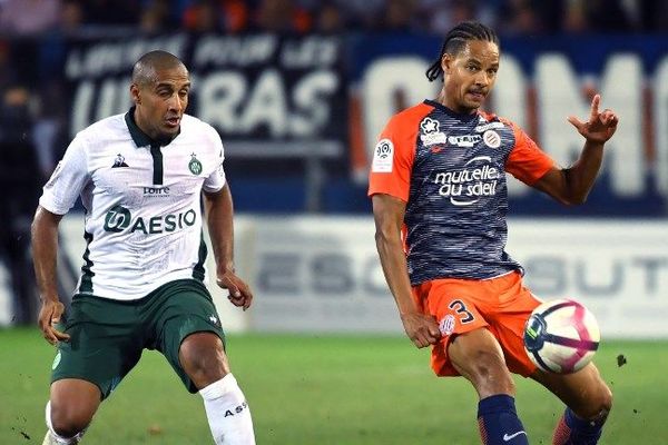 Le défenseur de Saint-Etienne Gabriel Silva et le défenseur de Montpellier Daniel Congre lors de la 3e journée de Ligue 1 le 25 août 2018