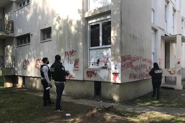 Des inscriptions insultantes et menaçantes envers la Police et le maire de Grigny (Rhône) ont été découvertes samedi 17 octobre 2020 sur des façades d'une résidence.