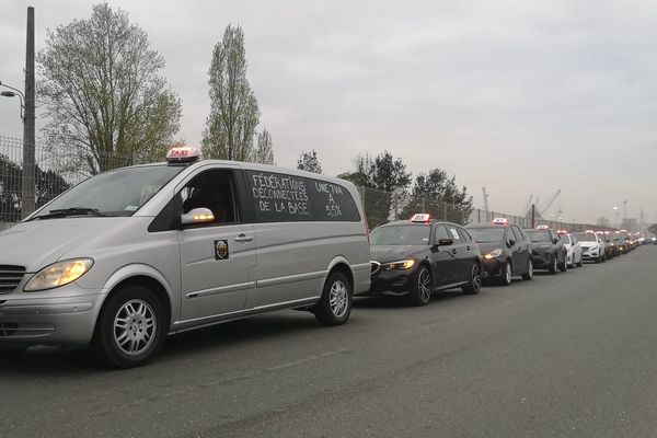 L'opération escargot contre la flambée des prix des carburants part de Bassens (Gironde) mercredi 30 mars 2022.