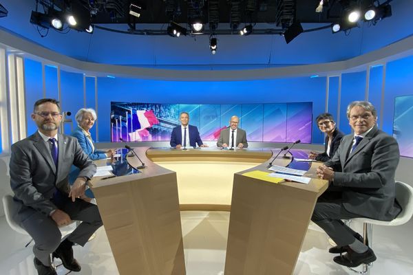 Le plateau de France 3 Normandie lors du débat pour les élections législatives 2022, 1ère circonscription de l'Orne. A droite sur la photo, en arrière plan, Chantal Jourdan (PS), et à l'avant, Bernard Soul (LR). A gauche sur la photo, en arrière-plan, Marie-Annick Duhard (majorité présidentielle Ensemble), et à l'avant, Marc Lorand-Brionne (DVG).