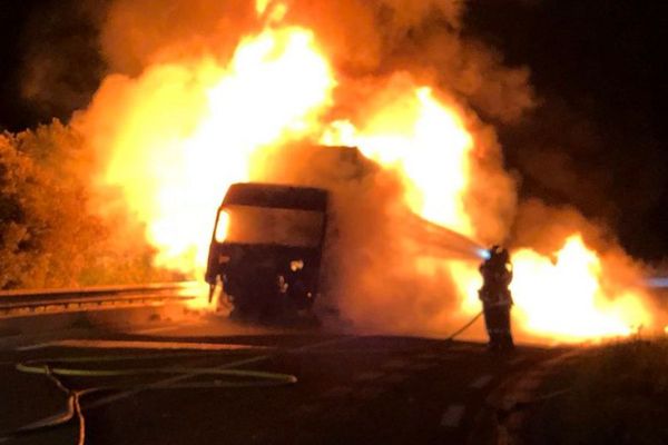 Les Matelles (Hérault) - un camion frigorifique en feu bloque la route - 5 juin 2018.