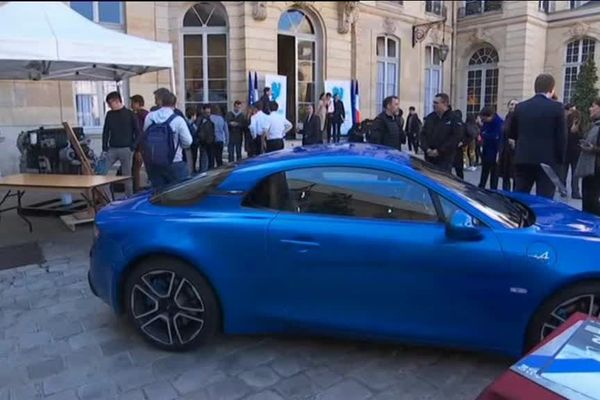 Paris le jeudi 21 mars 2019- Une Alpine exposée dans la cour de l'Hôtel Matignon 