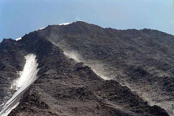 Le couloir du Goûter est fréquemment le théâtre de chutes de pierres, qui ont déjà provoqué plusieurs accidents, parfois mortels.