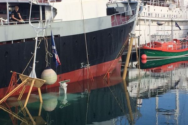 Seuls les deux mâts du Manuel-Joël dépassent encore dans les eaux du port de La Rochelle