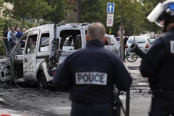 Des policiers devant une voiture de fonction brûlée à Viry-Châtillion (Essonne), le 8 octobre 2016. 