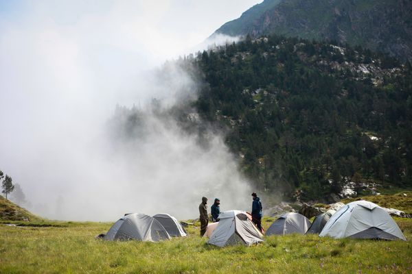 Zakaria Hamdani emmène régulièrement des jeunes adultes randonner en autonomie pendant quelques jours dans les Pyrénées.