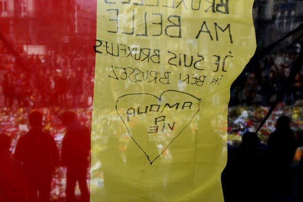 "Bruxelles ma belle, amour à vie", inscrit sur le drapeau belge 