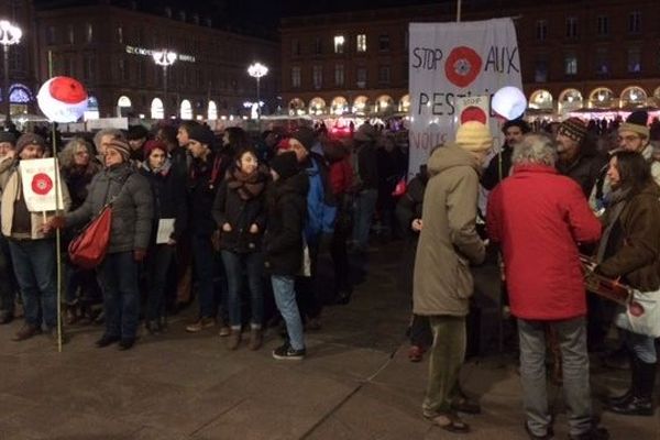 Une cinquantaine de personnes s'est réunie vendredi soir à Toulouse pour dire "Stop aux pesticides".