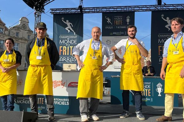 Aurèle Mestré, le deuxième candidat en partant de la droite, sur la photo , est champion du monde