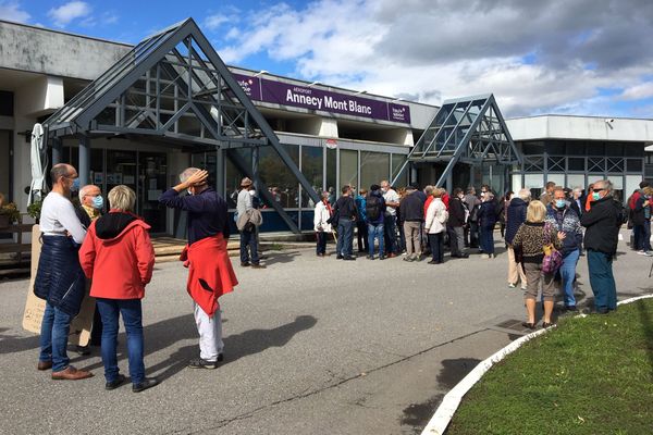 Une centaine de personnes se sont rassemblées devant l'aérodrome Annecy Mont-Blanc ce samedi.