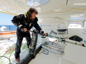 Dans la nuit du vendredi 15 au samedi 16 novembre, Le Breton Jean Le Cam a bondi de la dixième place à la première place de la 10ᵉ édition du Vendée Globe.