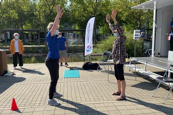 Exercices de souplesse pour Paulette, 72 ans, lors du Road Tour Sports pour Tous à la Roche-sur-Yon, le 23 août 2021