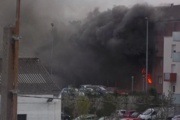 L'incendie s'est déclaré ce lundi soir vers 20h dans le centre-ville d'Halluin. 