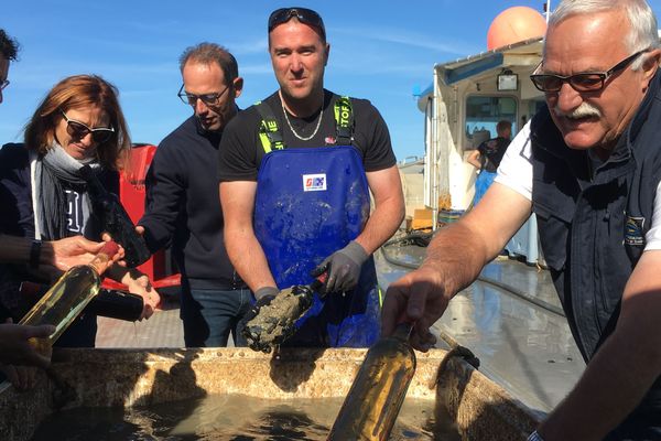 Les bouteilles ont passé plus de huit mois en mer.