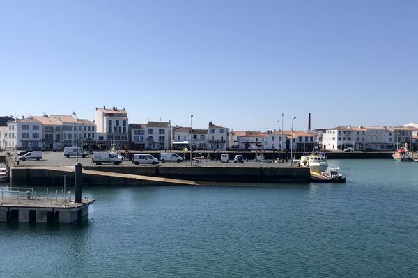 Le port de Joinville sur l'Ile d'Yeu pratiquement vide pour cause de Covid-19 en avril 2020.