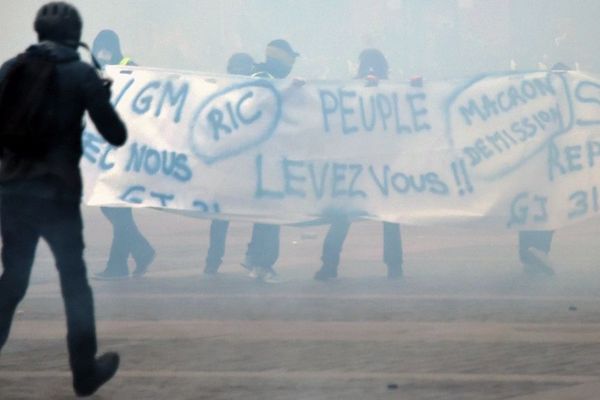 La journaliste couvrait la 9ème manifestation des gilets jaunes quand elle a été prise à partie. 