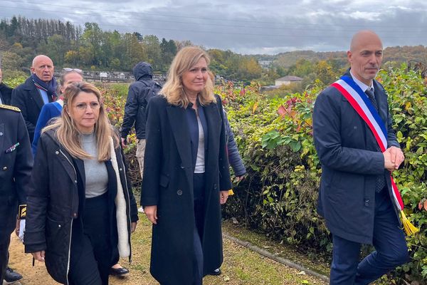 Une stèle à la mémoire des déportés juifs du camp de concentration de Thil (Meurthe-et-Moselle) a été dévoilée ce lundi 30 octobre, en présence de Yaël Braun-Pivet, la présidente de l’Assemblée Nationale (au centre de la photographie).