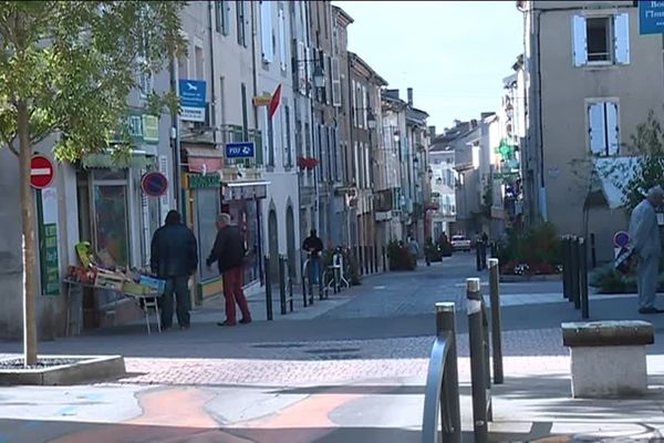 De nombreux commerces du centre-ville de Bellac avaient fermé leurs portes. 