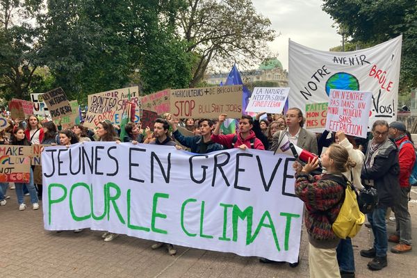 Cent à 300 personnes ont marché pour le climat à Lille, ce vendredi 23 septembre.