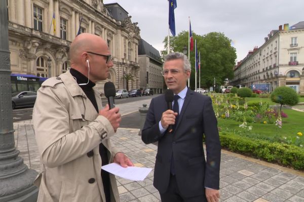 Emmanuel Denis répond aux questions de Franck Leroy dans l'émission Dimanche en politique diffusée sur France 3. Une émission consacrée au bilan de mi-mandat du maire EEVL de Tours dont c'est le premier mandat.