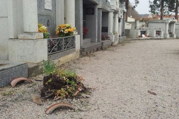 Pots de fleurs cassés dans la cimetière de Céret