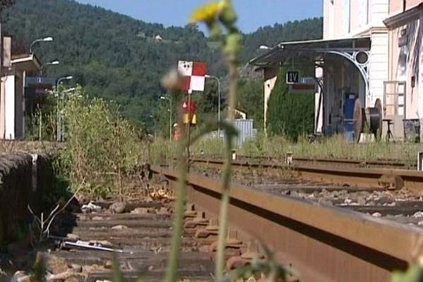 Toujours pas de train au départ du Puy-en-Velay vers Saint-Etienne. Interrompue pour cause de travaux depuis février, la circulation devait reprendre le 1er septembre 2014 mais le chantier est prolongé de cinq semaines. 