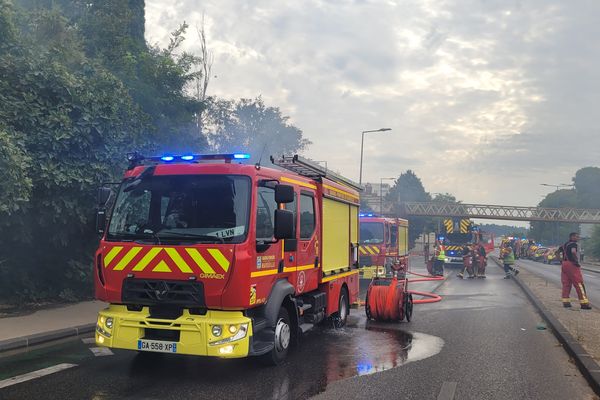 Une cinquantaine de pompiers et 14 véhicules étaient présents.