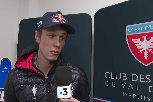 Clément Noêl de retour à Val d'Isère mardi 1er mars. La station a fêté sa médaille d'or aux JO 2022.