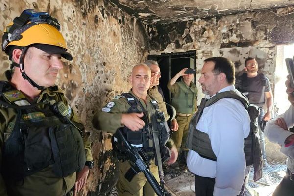 Le député Renaissance du Cher, François Cormier-Bouligeon, constate les dégâts des attaques lancées par le Hamas sur le sud d'Israël. Ici, au kibboutz de Kfar Aza.