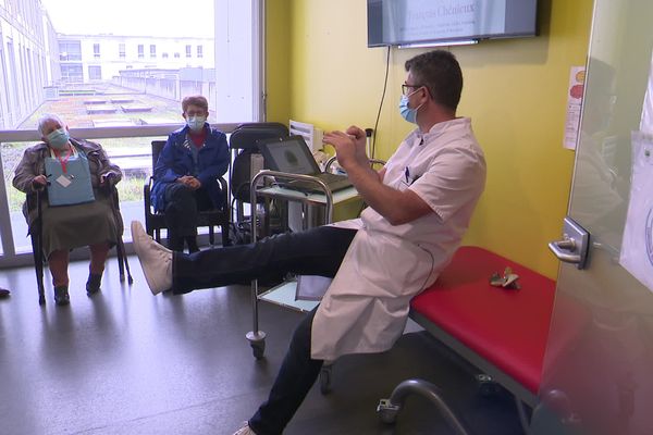 Les patients ont une première séance de kiné avant même l'opération.