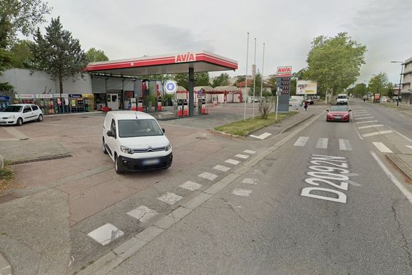 Un jeune automobiliste a été agressé mercredi 28 octobre dans la station service Avia à Romans-sur-Isère (Drôme) proche du quartier de la Monnaie. La victime a reçu plusieurs coups de crosse à la tête et sur le corps.