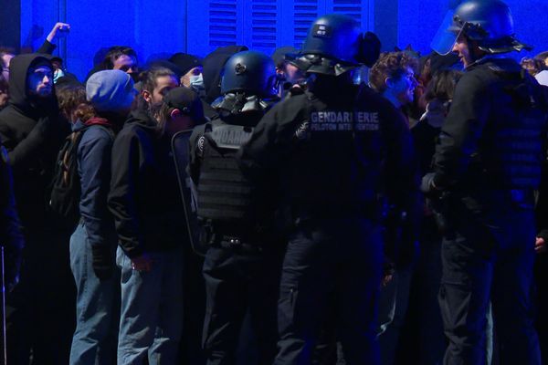 une cinquantaine de personnes rassemblés rue de Strasbourg à Nantes le mercredi 13 décembre 2023 malgré l'interdiction de la manifestation par la Préfecture de Loire-Atlantique