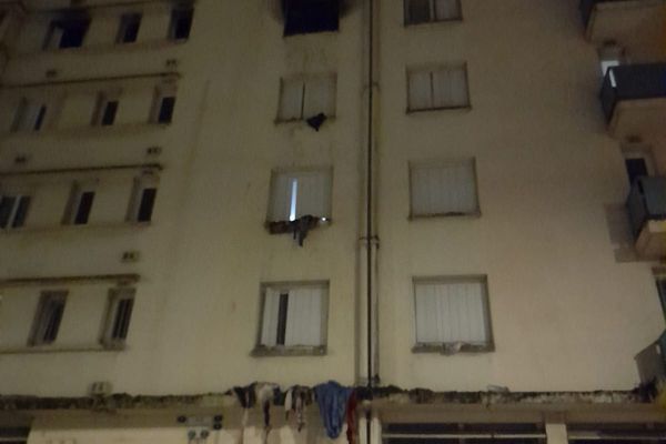 L'incendie s'est déclaré au quatrième étage de cet immeuble, lundi soir.