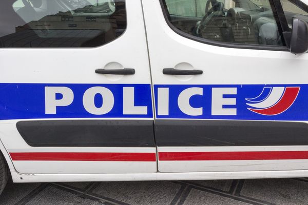 La police est intervenue dans une affaire d'appels téléphoniques malveillants entre un homme et son ex-compagne.