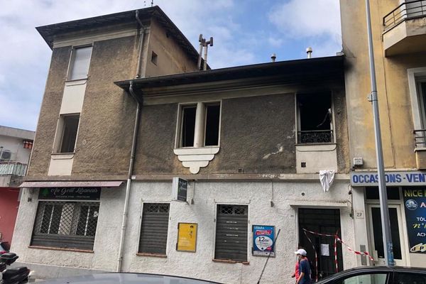 Le deuxième étage a été complètement embrasé au 27 boulevard de la Madeleine, vingt personnes ont été relogées par les services de la Métropole Nice Côte d’Azur.