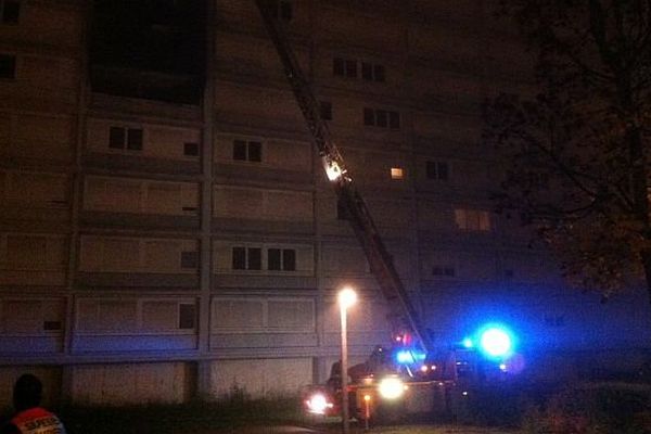 Un violent incendie a fait trois blessés graves et sept blessés légers dans le quartier des Grésilles, à Dijon, jeudi 12 novembre 2015, en début de soirée.